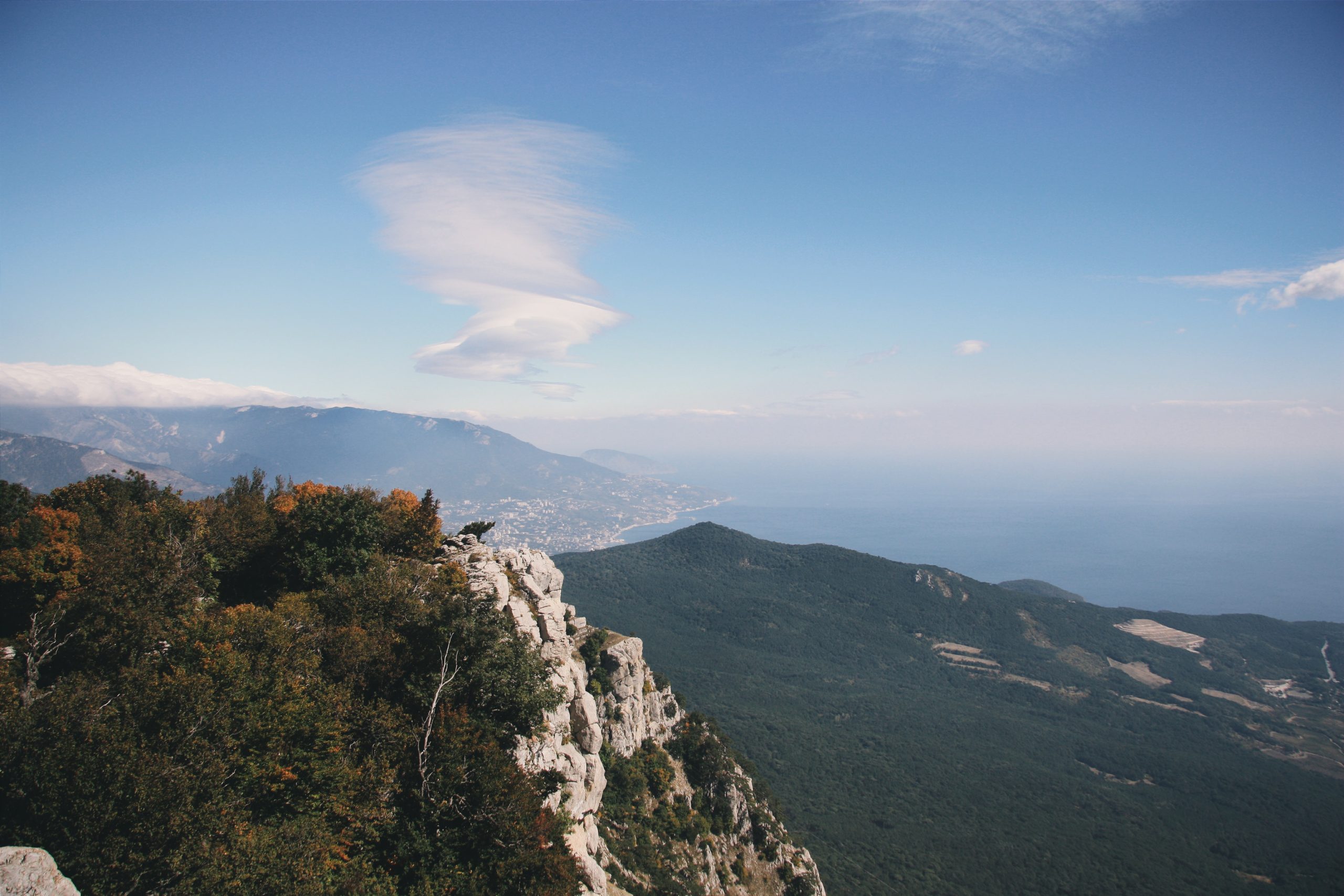 В крыму закончилась. Ай Петри экскурсия. Гора ай-Петри (поселок Мисхор). Ай Петри с моря. Ай Петри с канаткой в Алупке.