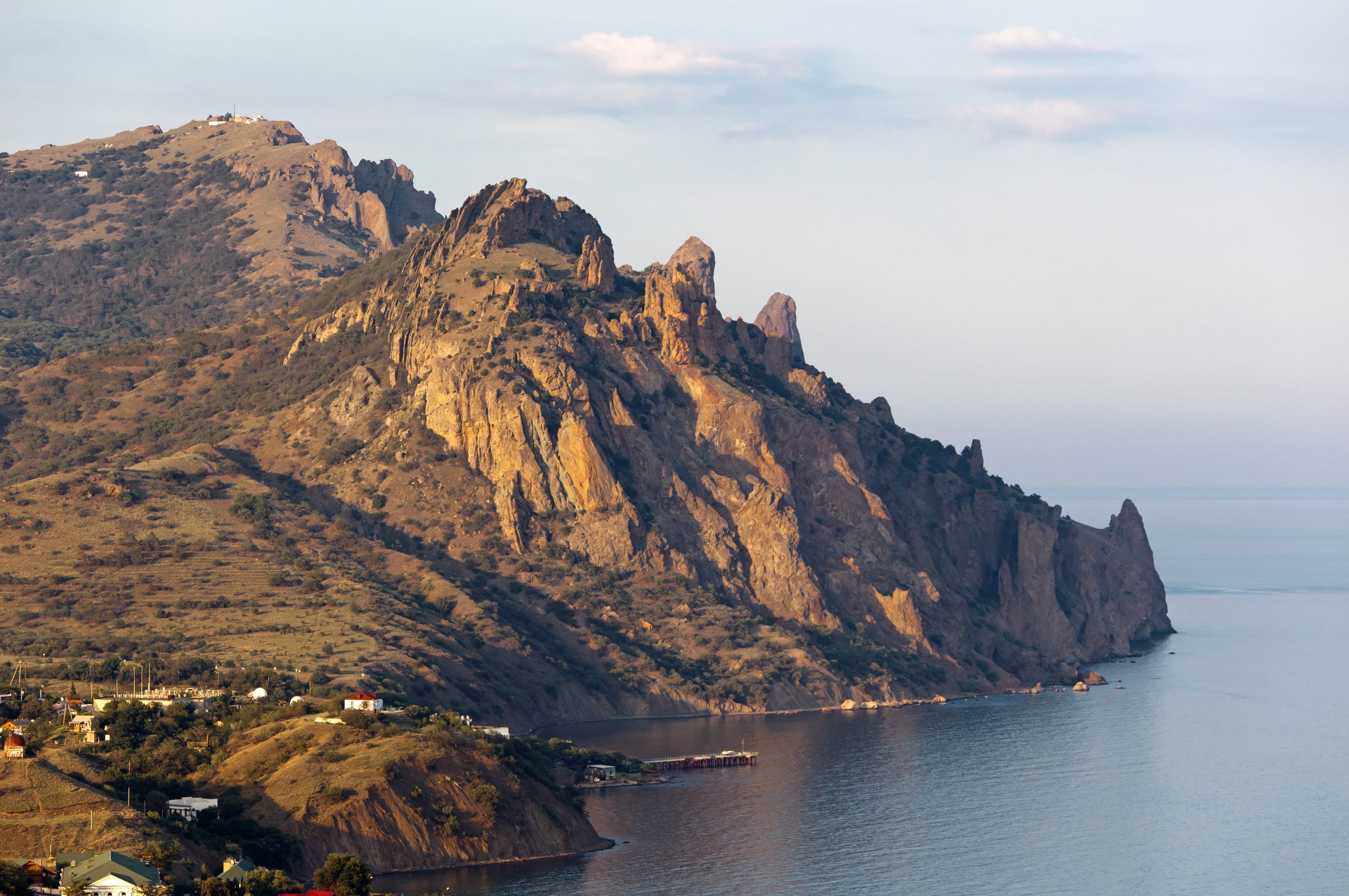 Гора в черном море в Крыму